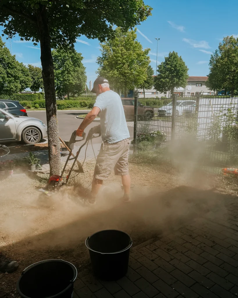 Vater arbeitet im Kita Gartenprojekt
